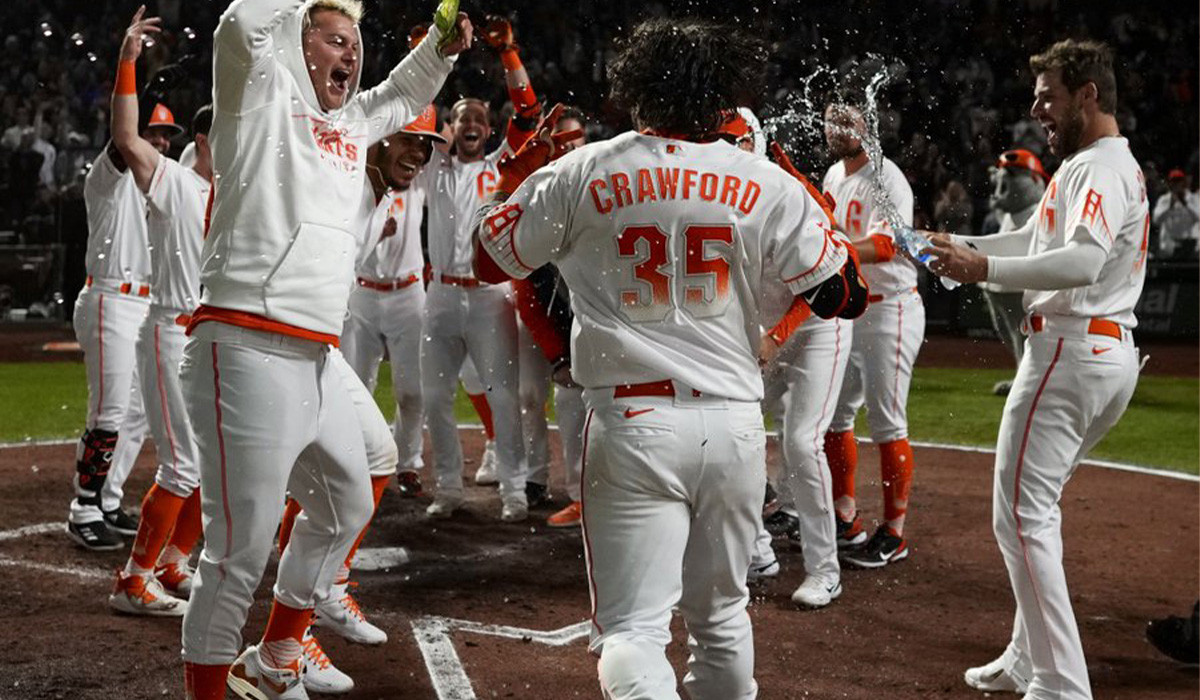 Giants extend streak to five games with Crawford walk-off home run