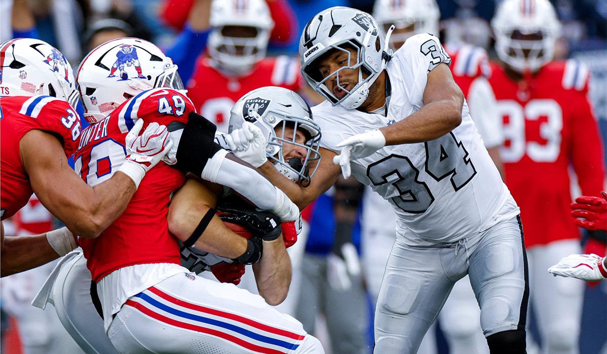 No Tuck Rule needed, Patriots trounce Raiders 45-17